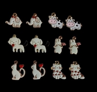 24 vedhæng med hvide dyr - 4 af hver.